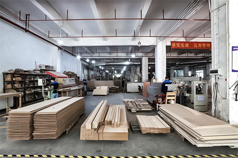 河南蟻?zhàn)逖b飾工程有限公司家具工廠：講究實(shí)效，完善管理