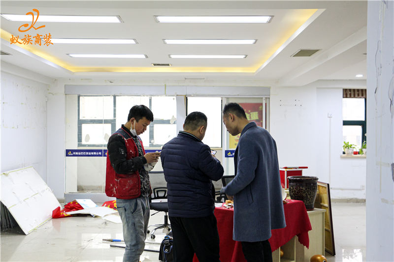 蟻?zhàn)迳萄b新增辦公室裝修中