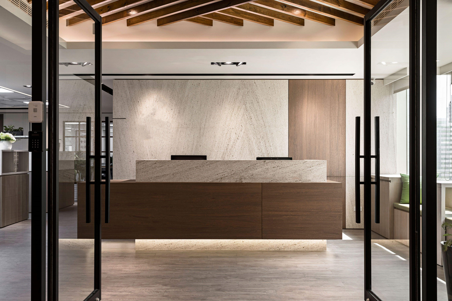 辦公室裝修不僅要把空間 形象要把控好，還要把人這塊結(jié)合起來