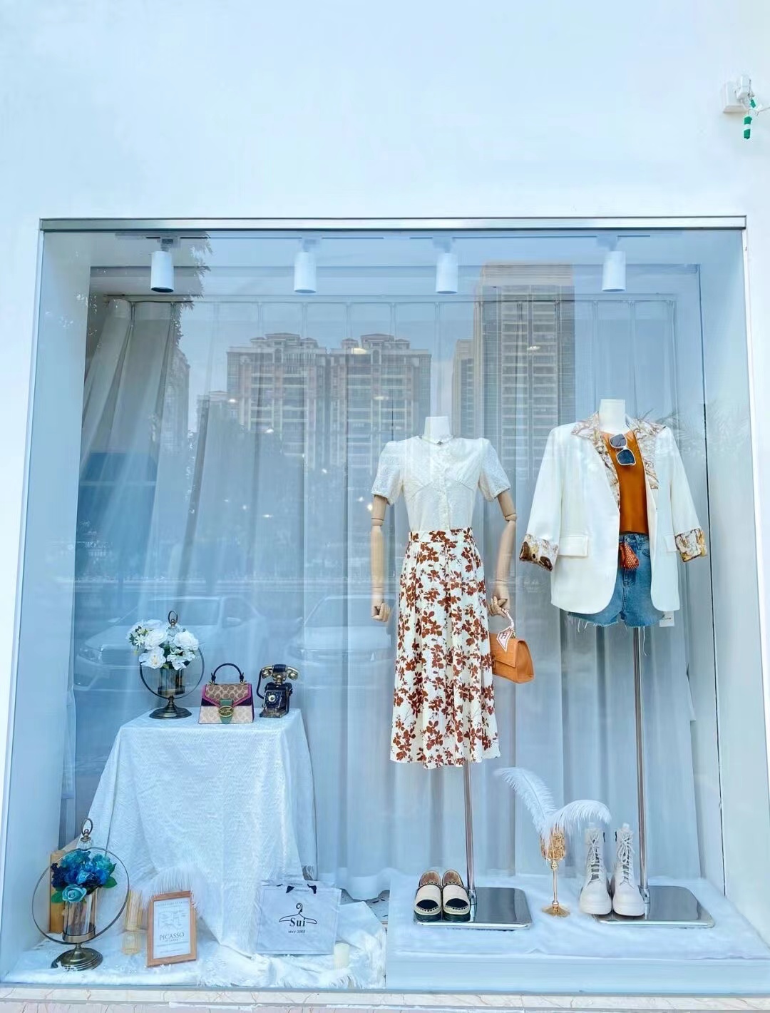 服裝店的櫥窗應(yīng)該怎么裝修設(shè)計(jì)