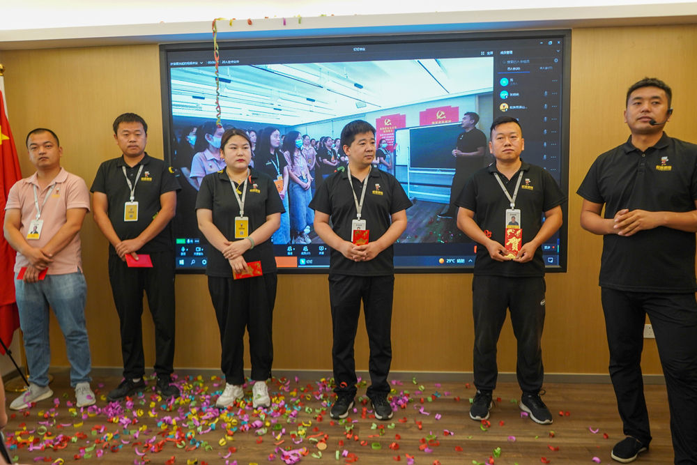 蟻?zhàn)逖b飾-優(yōu)秀奮斗者頒獎儀式